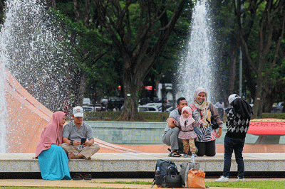 Warga saat berkunjung di Taman Mini Indonesia Indah (TMII), Jakarta Timur, Selasa (27/12/2022).