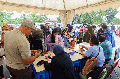 Warga saat berkunjung di Taman Mini Indonesia Indah (TMII), Jakarta Timur, Selasa (27/12/2022).
