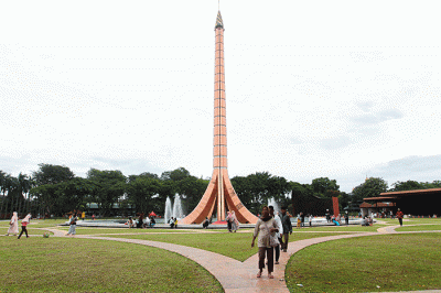 Warga saat berkunjung di Taman Mini Indonesia Indah (TMII), Jakarta Timur, Selasa (27/12/2022).