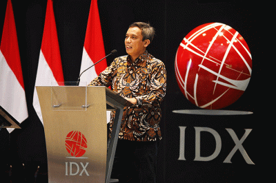 Wakil Direktur Utama PT Bank Tabungan Negara (Persero) Tbk, Nixon LP Napitupulu dan Direktur Utama KSEI Uriep Budhi Prasetyo menunjukkan Perjanjian Kerja Sama.