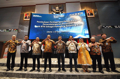 Wakil Direktur Utama PT Bank Tabungan Negara (Persero) Tbk, Nixon LP Napitupulu dan Direktur Utama KSEI Uriep Budhi Prasetyo menunjukkan Perjanjian Kerja Sama.