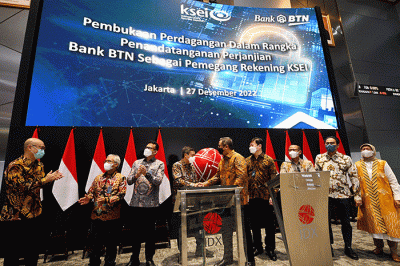 Wakil Direktur Utama PT Bank Tabungan Negara (Persero) Tbk, Nixon LP Napitupulu dan Direktur Utama KSEI Uriep Budhi Prasetyo menunjukkan Perjanjian Kerja Sama.