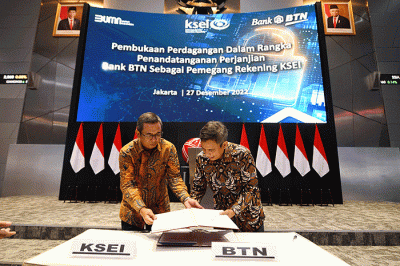 Wakil Direktur Utama PT Bank Tabungan Negara (Persero) Tbk, Nixon LP Napitupulu dan Direktur Utama KSEI Uriep Budhi Prasetyo menunjukkan Perjanjian Kerja Sama.