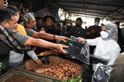 Presiden Joko Widodo didampingi Iriana Joko Widodo melakukan kunjungan kerja ke Provinsi Jawa Barat, Selasa (27/12/2022).