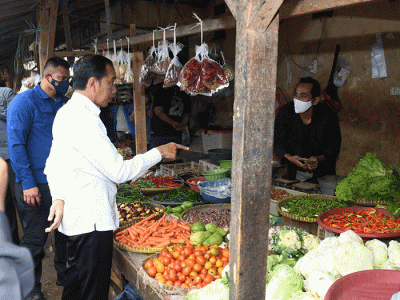 Presiden Joko Widodo didampingi Iriana Joko Widodo melakukan kunjungan kerja ke Provinsi Jawa Barat, Selasa (27/12/2022).