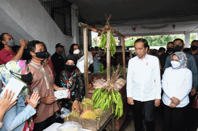 Presiden Joko Widodo didampingi Iriana Joko Widodo melakukan kunjungan kerja ke Provinsi Jawa Barat, Selasa (27/12/2022).