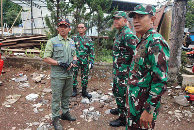 Kepala BNPB Letjen TNI Suharyanto (kiri) meninjau rumah warga terdampak gempa di Kecamatan Gekbrong, Kabupaten Cianjur, Jawa Barat, Senin (26/12/2022).