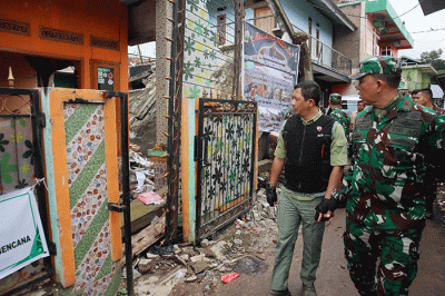 Kepala BNPB Letjen TNI Suharyanto (kiri) meninjau rumah warga terdampak gempa di Kecamatan Gekbrong, Kabupaten Cianjur, Jawa Barat, Senin (26/12/2022).