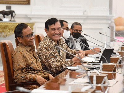 Presiden Joko Widodo menggelar rapat bersama jajarannya untuk membahas kebijakan slot penerbangan domestik maupun mancanegara di Istana Merdeka.
