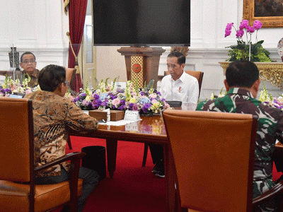 Presiden Joko Widodo menggelar rapat bersama jajarannya untuk membahas kebijakan slot penerbangan domestik maupun mancanegara di Istana Merdeka.