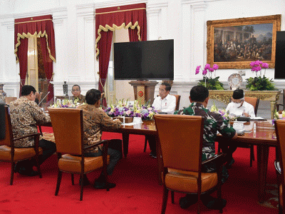 Presiden Joko Widodo menggelar rapat bersama jajarannya untuk membahas kebijakan slot penerbangan domestik maupun mancanegara di Istana Merdeka.