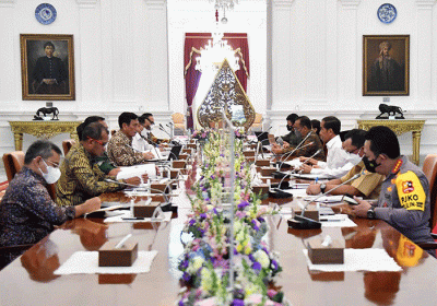 Presiden Joko Widodo menggelar rapat bersama jajarannya untuk membahas kebijakan slot penerbangan domestik maupun mancanegara di Istana Merdeka.