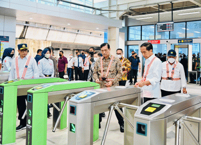 Presiden Joko Widodo meninjau pengembangan infrastruktur di Stasiun Tanah Abang, Jakarta, Senin (26/12/2022).