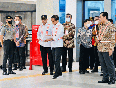 Presiden Joko Widodo meninjau pengembangan infrastruktur di Stasiun Tanah Abang, Jakarta, Senin (26/12/2022).