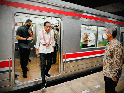 Presiden Joko Widodo meninjau pengembangan infrastruktur di Stasiun Tanah Abang, Jakarta, Senin (26/12/2022).