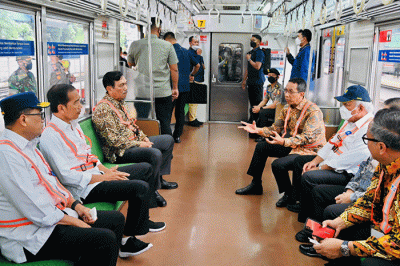 Presiden Joko Widodo meninjau pengembangan infrastruktur di Stasiun Tanah Abang, Jakarta, Senin (26/12/2022).