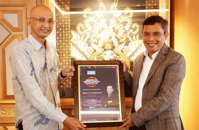 Wakil Direktur Utama Bank BTN Nixon LP Napitupulu (kanan) menerima penghargaan sebagai The Best Transformation Leader.