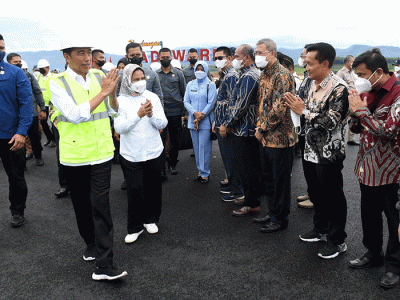 Presiden Joko Widodo didampingi Iriana Joko Widodo meresmikan Bendungan Sadawarna, Kabupaten Sumedang, Jawa Barat, Selasa (27/12/2022).