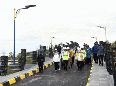 Presiden Joko Widodo didampingi Iriana Joko Widodo meresmikan Bendungan Sadawarna, Kabupaten Sumedang, Jawa Barat, Selasa (27/12/2022).