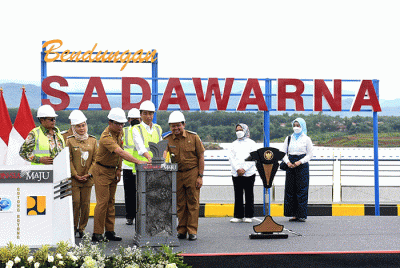 Presiden Joko Widodo didampingi Iriana Joko Widodo meresmikan Bendungan Sadawarna, Kabupaten Sumedang, Jawa Barat, Selasa (27/12/2022).
