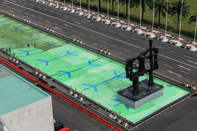 Pekerja membersihkan kolam air mancur di halaman depan Gedung Parlemen MPR/DPR-DPD, Senayan, Jakarta, Selasa (27/12/2022).
