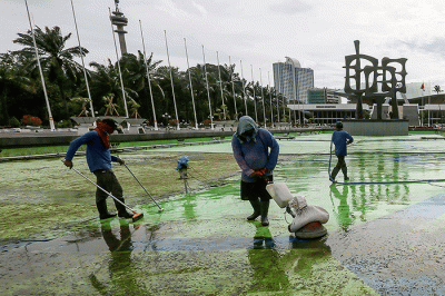 Pekerja membersihkan kolam air mancur di halaman depan Gedung Parlemen MPR/DPR-DPD, Senayan, Jakarta, Selasa (27/12/2022).