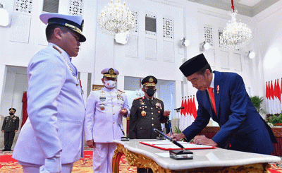 Presiden Joko Widodo resmi melantik Laksamana Madya Muhammad Ali menjadi Kepala Staf Angkatan Laut (KSAL) di Istana Negara, Jakarta, Rabu (28/12/2022).