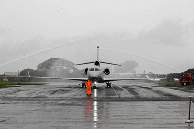 Menteri Pertahanan Prabowo Subianto menyerahkan secara simbolis pesawat Falcon 7X dan Falcon 8X kepada TNI Angkatan Udara.