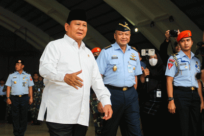 Menteri Pertahanan Prabowo Subianto menyerahkan secara simbolis pesawat Falcon 7X dan Falcon 8X kepada TNI Angkatan Udara.