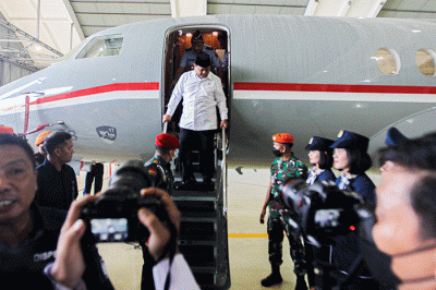 Menteri Pertahanan Prabowo Subianto menyerahkan secara simbolis pesawat Falcon 7X dan Falcon 8X kepada TNI Angkatan Udara.