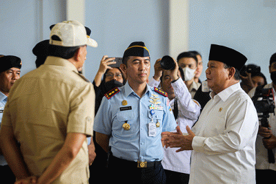 Menteri Pertahanan Prabowo Subianto menyerahkan secara simbolis pesawat Falcon 7X dan Falcon 8X kepada TNI Angkatan Udara.
