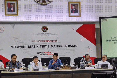 Rapat penyusunan Peraturan Presiden (Perpres) tentang Pendampingan Pembangunan bersama sejumlah menteri di Kantor Kemko PMK, Jakarta, Selasa (27/12/2022).