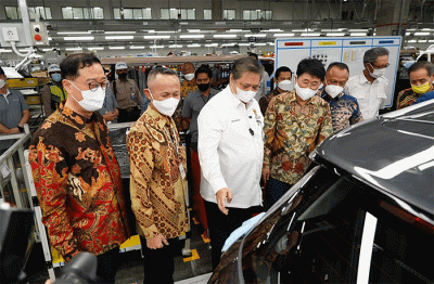 Menteri Koordinator Bidang Perekonomian Airlangga Hartarto saat menyampaikan sambutan dalam kunjungan kerja ke PT Hyundai Motor Manufacturing Indonesia.
