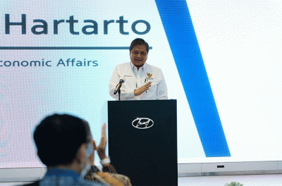 Menteri Koordinator Bidang Perekonomian Airlangga Hartarto saat menyampaikan sambutan dalam kunjungan kerja ke PT Hyundai Motor Manufacturing Indonesia.
