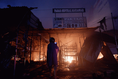 Petugas pemadam kebakaran berusaha memadamkan api yang membakar ratusan lapak pedagang di Pasar Sentral, Makassar, Selasa (27/12/2022).
