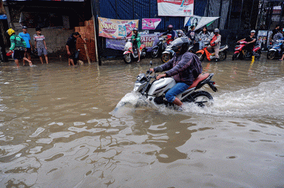 Sejumlah pengendara nekad menerobos banjir di Jalan Nipa-nipa, Kecamatan Manggala, Makassar, Rabu (28/12/2022).