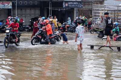 Sejumlah pengendara nekad menerobos banjir di Jalan Nipa-nipa, Kecamatan Manggala, Makassar, Rabu (28/12/2022).