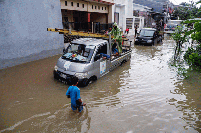 Sejumlah pengendara nekad menerobos banjir di Jalan Nipa-nipa, Kecamatan Manggala, Makassar, Rabu (28/12/2022).