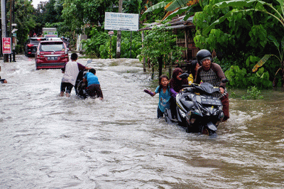 Sejumlah pengendara nekad menerobos banjir di Jalan Nipa-nipa, Kecamatan Manggala, Makassar, Rabu (28/12/2022).