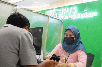 Direktur Utama BPJS Ketenagakerjaan Anggoro Eko Cahyo (kanan) bersama Pj Gubernur DKI Jakarta Heru Budi Hartono memberikan santunan JKM dan beasiswa.