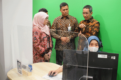 Direktur Utama BPJS Ketenagakerjaan Anggoro Eko Cahyo (kanan) bersama Pj Gubernur DKI Jakarta Heru Budi Hartono memberikan santunan JKM dan beasiswa.