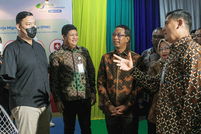 Direktur Utama BPJS Ketenagakerjaan Anggoro Eko Cahyo (kanan) bersama Pj Gubernur DKI Jakarta Heru Budi Hartono memberikan santunan JKM dan beasiswa.