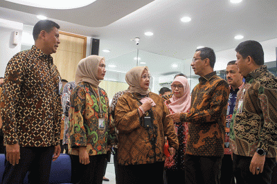 Direktur Utama BPJS Ketenagakerjaan Anggoro Eko Cahyo (kanan) bersama Pj Gubernur DKI Jakarta Heru Budi Hartono memberikan santunan JKM dan beasiswa.