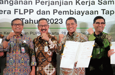 Direktur Consumer Bank BTN Hirwandi Gafar (kedua kanan) menunjukkan naskah perjanjian kerja sama penyaluran KPR Sejahtera FLPP dan Pembiayaan Tapera.