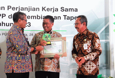 Direktur Consumer Bank BTN Hirwandi Gafar (kedua kanan) menunjukkan naskah perjanjian kerja sama penyaluran KPR Sejahtera FLPP dan Pembiayaan Tapera.