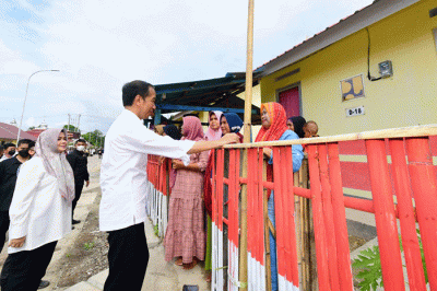 Presiden Joko Widodo meninjau dan meresmikan secara langsung hunian tetap (huntap) pascabencana badai siklon tropis seroja di Desa Tambe, Kecamatan Bolo, Bima.