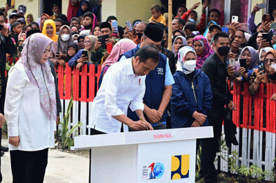 Presiden Joko Widodo meninjau dan meresmikan secara langsung hunian tetap (huntap) pascabencana badai siklon tropis seroja di Desa Tambe, Kecamatan Bolo, Bima.