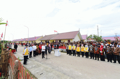 Presiden Joko Widodo meninjau dan meresmikan secara langsung hunian tetap (huntap) pascabencana badai siklon tropis seroja di Desa Tambe, Kecamatan Bolo, Bima.