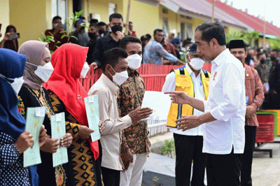 Presiden Joko Widodo meninjau dan meresmikan secara langsung hunian tetap (huntap) pascabencana badai siklon tropis seroja di Desa Tambe, Kecamatan Bolo, Bima.