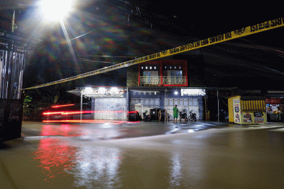 Ruas Jalan Nipa-Nipa, Kecamatan Manggala, Makassar, ditutup akibat banjir yang semakin tinggi, Kamis (29/12/2022).